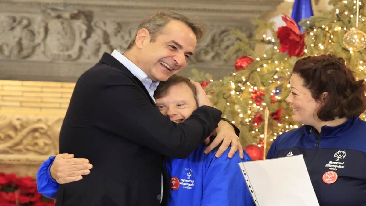 Τα πρωτοχρονιάτικα κάλαντα στον Κυριάκο Μητσοτάκη:  Αθλητές των Special Olympics Hellas και μέλη της Πανθρακικής Ομοσπονδίας Νότιας Ελλάδας έψαλαν στον Πρωθυπουργό