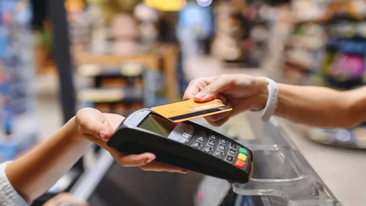 Οι Έλληνες δεν αποχωρίζονται τα μετρητά: Απλησίαστες οι ηλεκτρονικές πληρωμές – Τι αποκάλυψε έρευνα για τις… περίεργες συνήθειες