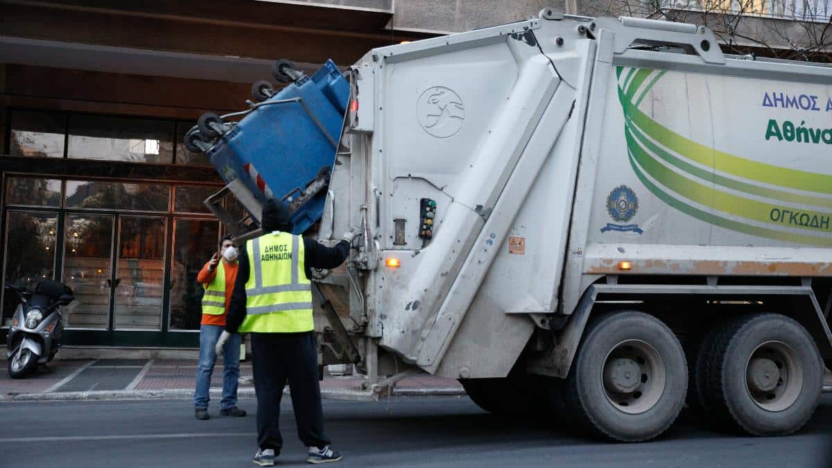 Αδιανόητο σκηνικό στην Νέα Σμύρνη: Μεθυσμένος βρέθηκε σε κάδο σκουπιδιών στην Πλατεία!