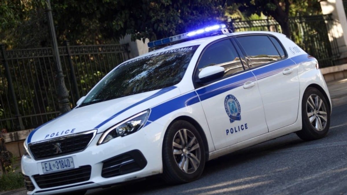 Συναγερμός στη Νέα Φιλαδέλφεια: Αυτοκίνητο τυλίχθηκε στις φλόγες