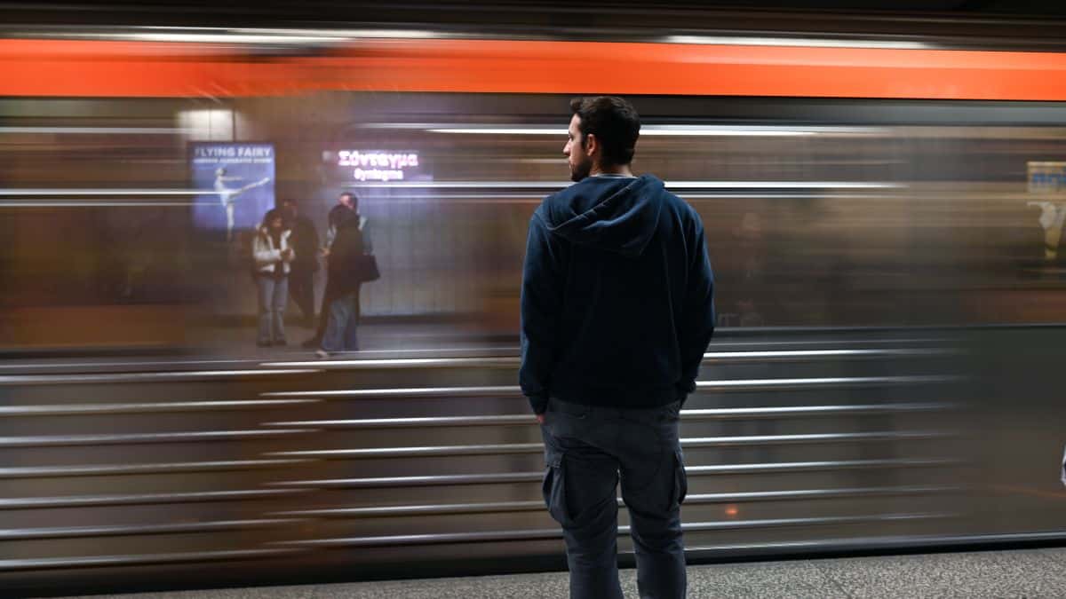 Παραμονή Πρωτοχρονιάς: Πώς κινούνται τα Μέσα Μαζικής Μεταφοράς – Τα τελευταία δρομολόγια για Μετρό, Τραμ, Λεωφορεία, Τρόλεϊ