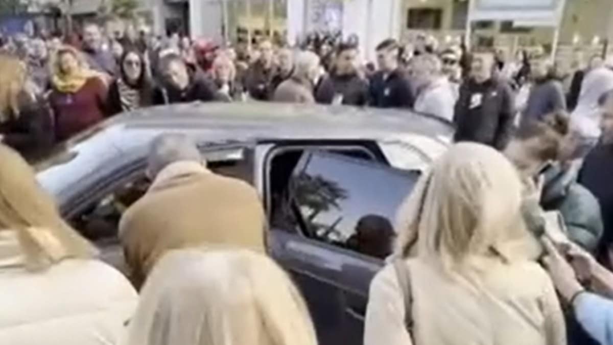 Χαλάνδρι – Πάρκαρε στη μέση του δρόμου: «Απλώς δεν υπολόγισα ότι μπορεί να περάσει λεωφορείο» υποστηρίζει ο οδηγός