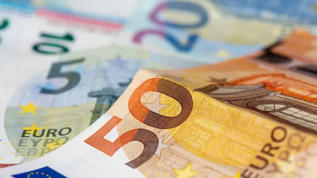 Απίστευτη κλοπή στον Βόλο: «Βούτηξε» 5.000 ευρώ από κομμωτήριο φίλης της και τα έκρυψε στο… εσώρουχό της