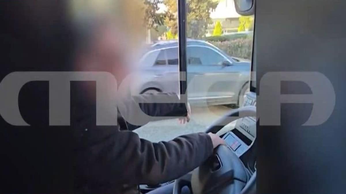 Το θράσος δεν έχει όρια: Οδηγός αστικού λεωφορείου καπνίζει και μιλάει στο κινητό (Βίντεο)