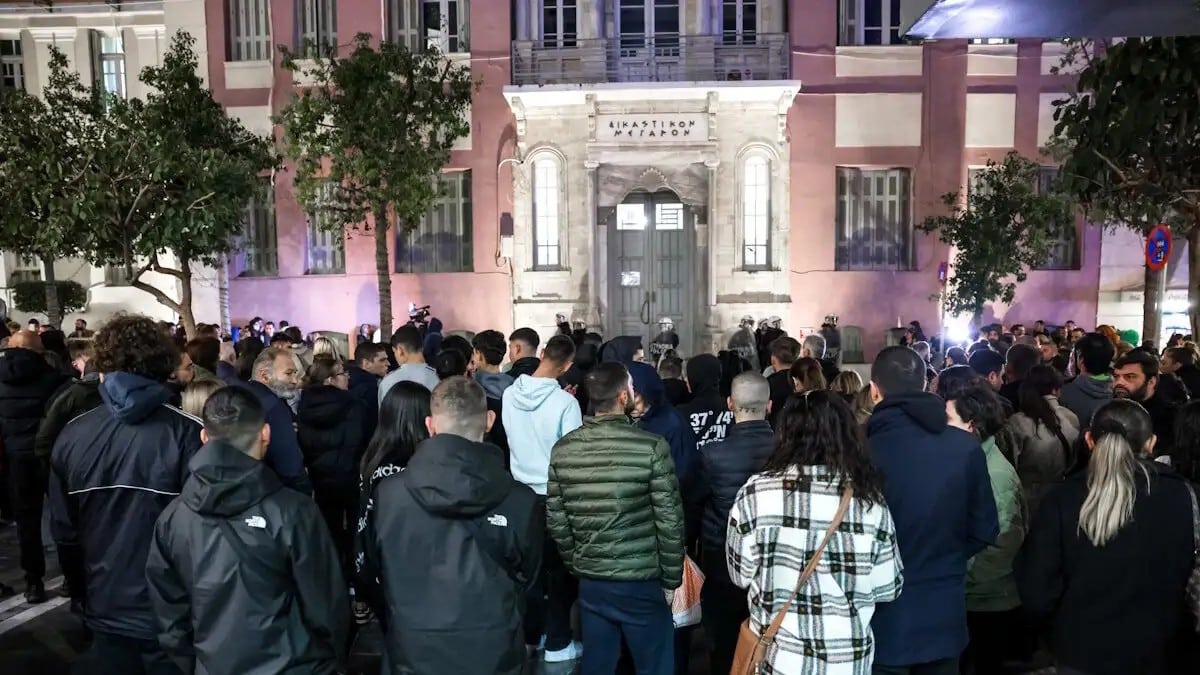 Ηράκλειο: Στη φυλακή δύο άτομα για τα επεισόδια έξω από τα δικαστήρια σχετικά με την κακοποίηση του 3χρονου Άγγελου