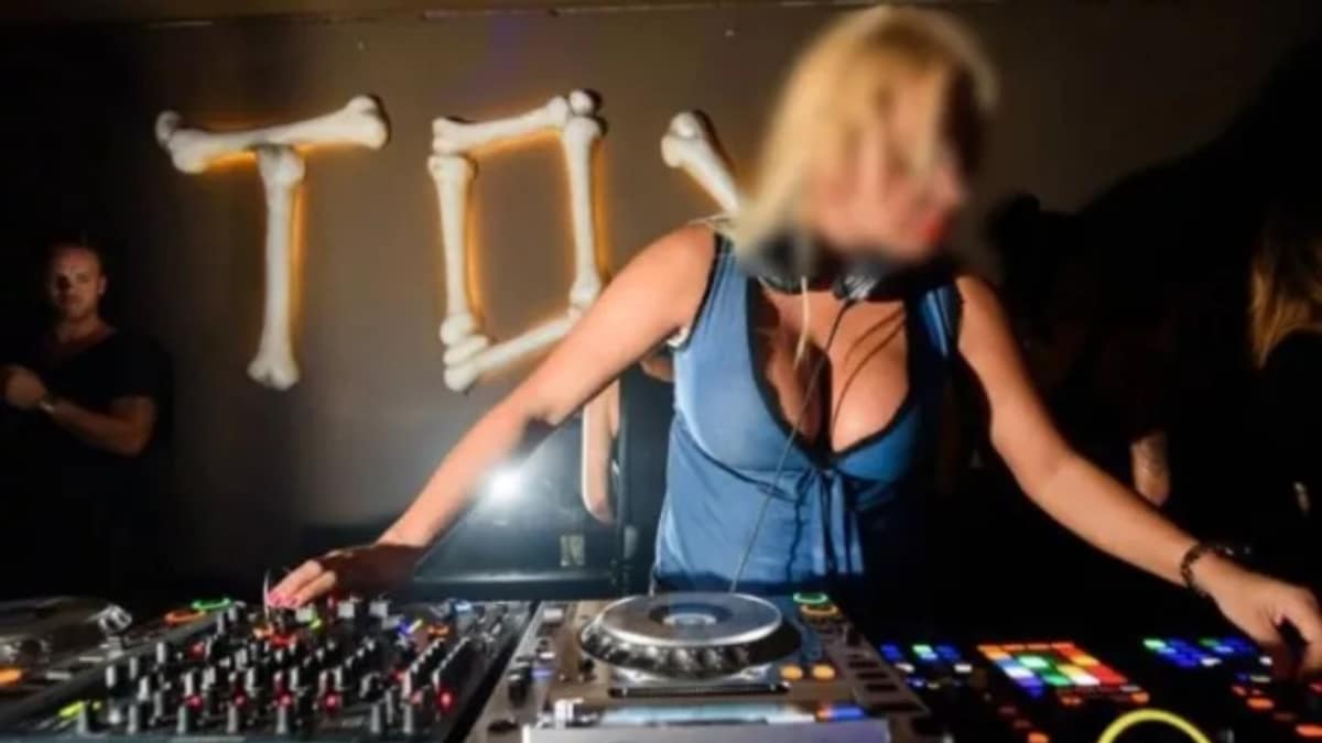 «Ήθελα να κάνω ένα πάρτι με ναρκωτικά και σeξ, βγάζω 500.000 τον χρόνο, δεν πουλάω ουσίες» – Τι λέει η DJ που συνελήφθη γυμνή σε βίλα στα Καλύβια