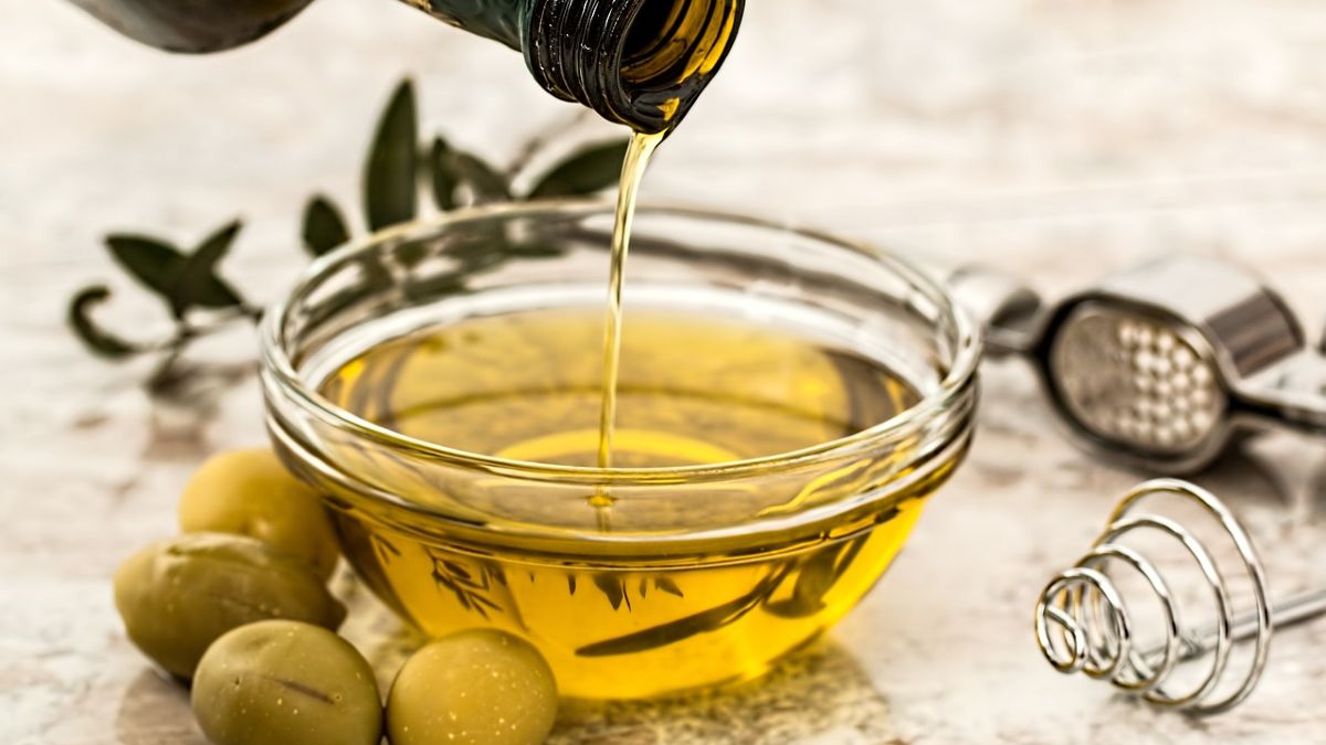 Ελαιόλαδο: Φθηνό για τους παραγωγούς, πανάκριβο για τους καταναλωτές – Η διαδρομή του λαδιού