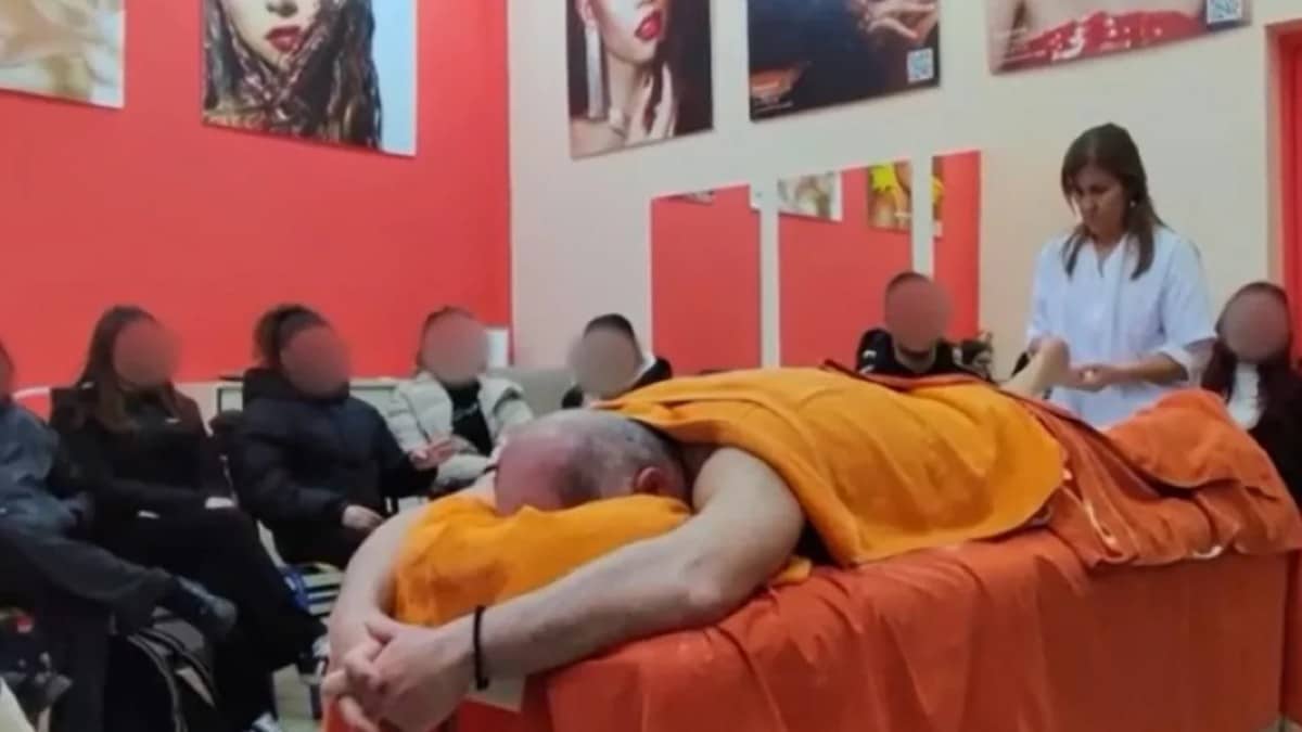 Προκλητικός ο καθηγητής που έβαλε τους μαθητές να του κάνουν μασάζ: «Μου ζήτησαν να κάνω το μοντέλο»