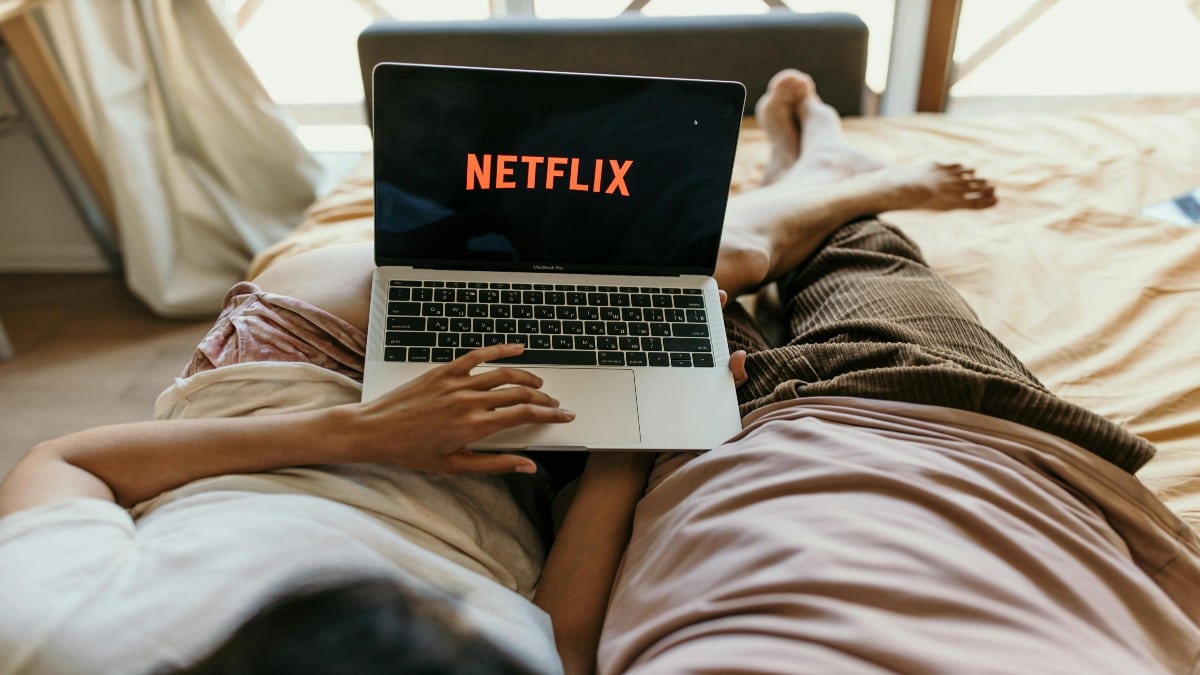 Netflix: Αυτές είναι οι 10 καλύτερες σειρές για να λιώσεις στον καναπέ