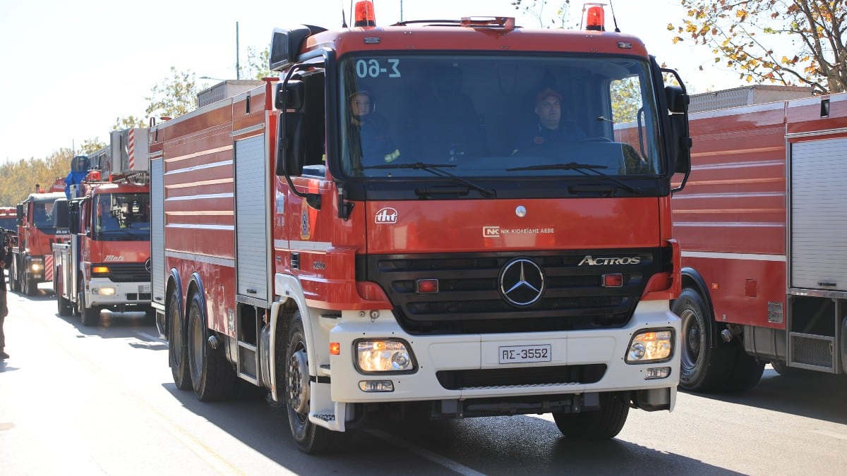 Θρίλερ στα Καλύβια: Εντοπίστηκε άνδρας χωρίς τις αισθήσεις του μετά από φωτιά σε αυτοκίνητο