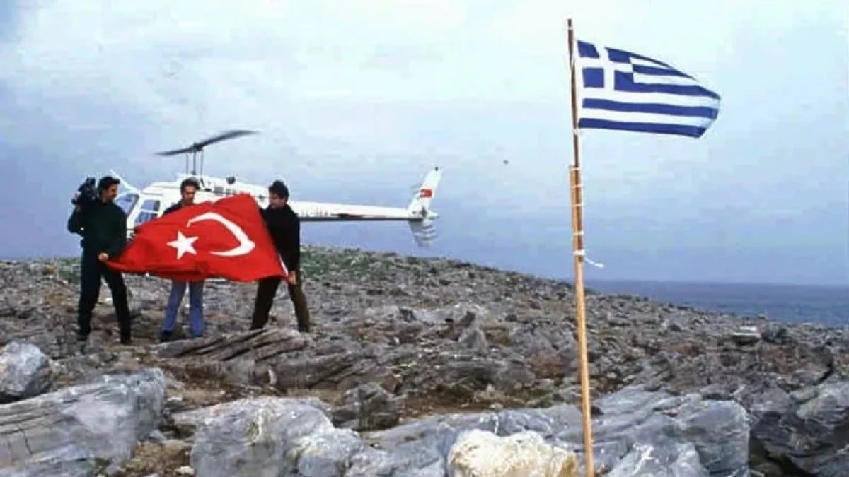 Κρίση στα Ίμια: Σαν σήμερα (28/01) το περιπολικό κατεβάζει την τούρκικη σημαία και υψώνει την ελληνική!