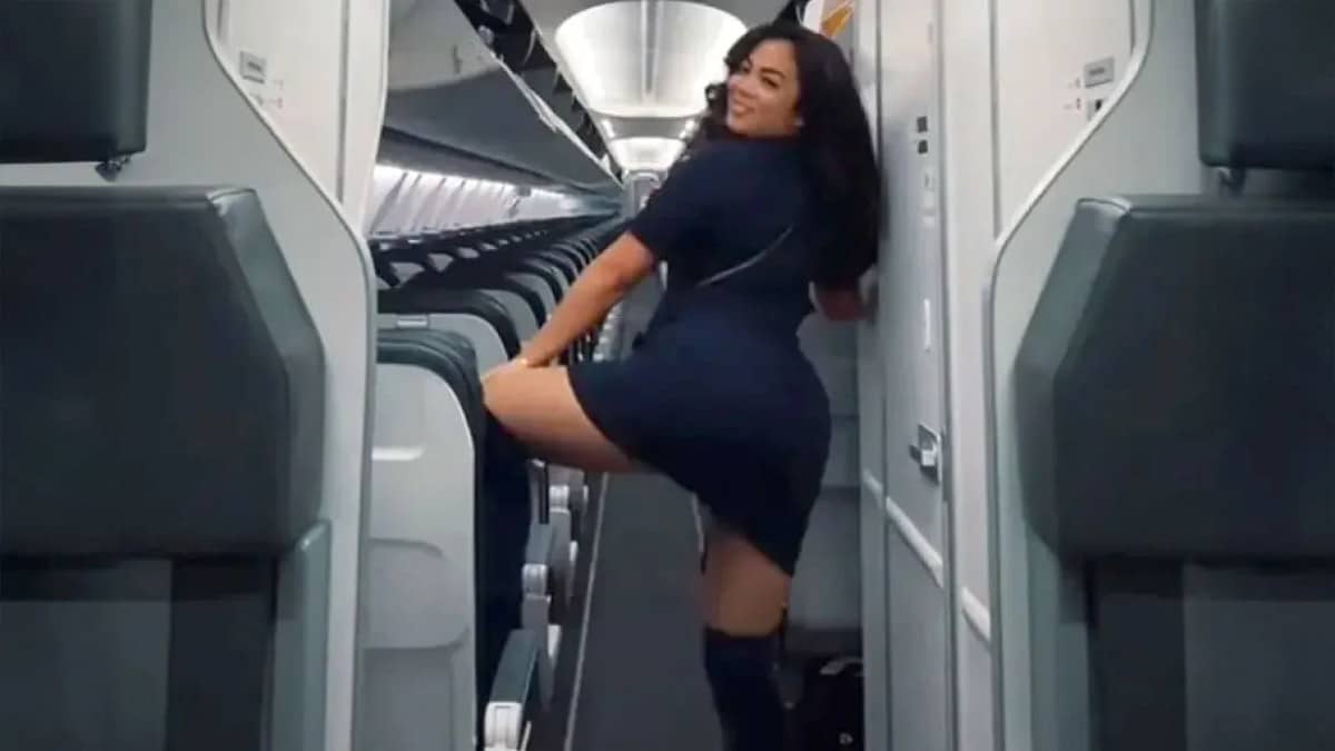 Άτυχη: Αεροσυνοδός κάνει twerking σε αεροπλάνο για να γιορτάσει την πρόσληψη, αλλά την… απολύουν