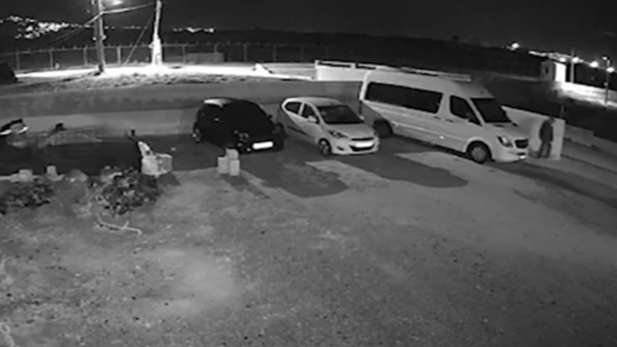 Σαντορίνη: Η στιγμή που 59χρονος επιχείρησε να διαρρήξει λεωφορείο (video)