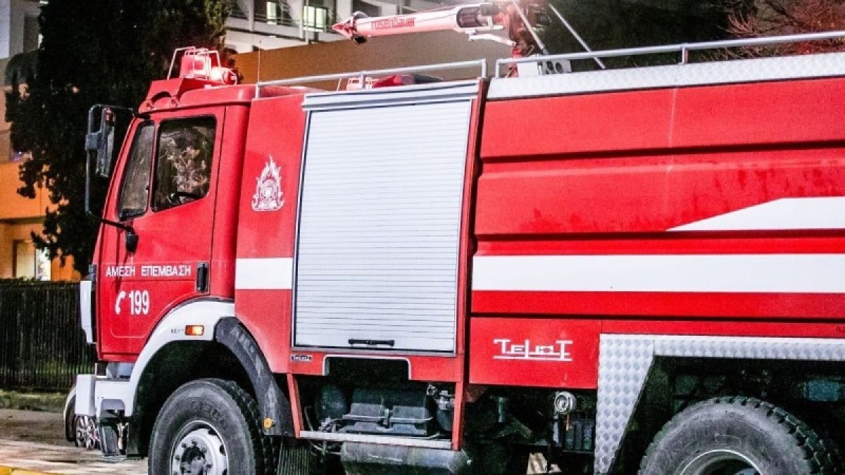 Συναγερμός στη Λεωφόρο Βάρης – Κορωπίου: Φωτιά σε αποθήκη