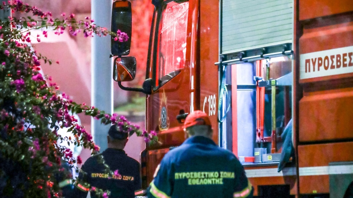 Φωτιά τα ξημερώματα σε τριώροφη κατοικία στη Βουλιαγμένη – Απανθρακώθηκε μια γυναίκα