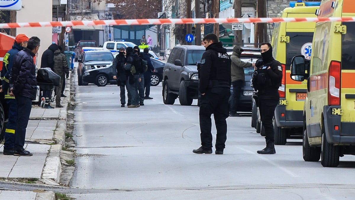 Διπλό φονικό στη Λάρισα: Ακούστηκαν πολλοί πυροβολισμοί στο ξυλουργείο όπου έχει ταμπουρωθεί ο δολοφόνος