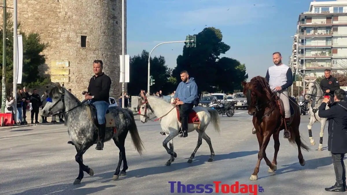 Ένα υπερθέαμα μπροστά από τον Λευκό Πύργο: Άλογα και άμαξες πλημμύρισαν τη Τσιμισκή (Βίντεο)