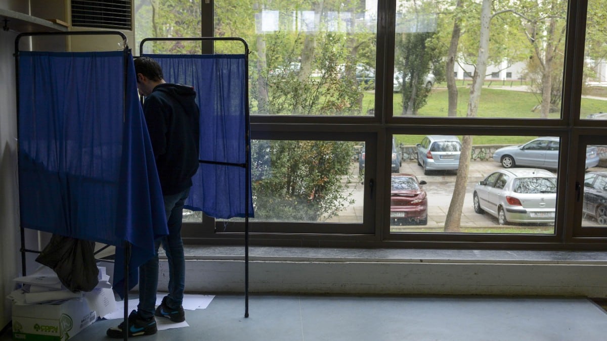 Δημοσκόπηση Interview: Πρώτη με απώλειες η Νέα Δημοκρατία – Το 57% θέλει ανασχηματισμό
