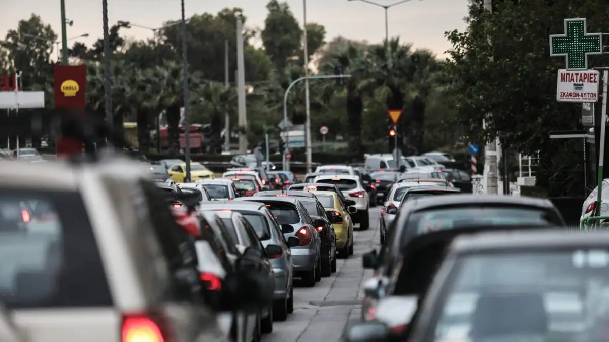 Παράσυρση ηλικιωμένου πεζού στην Αμφιθέας: Μποτιλιάρισμα στο ρεύμα προς Αθήνα