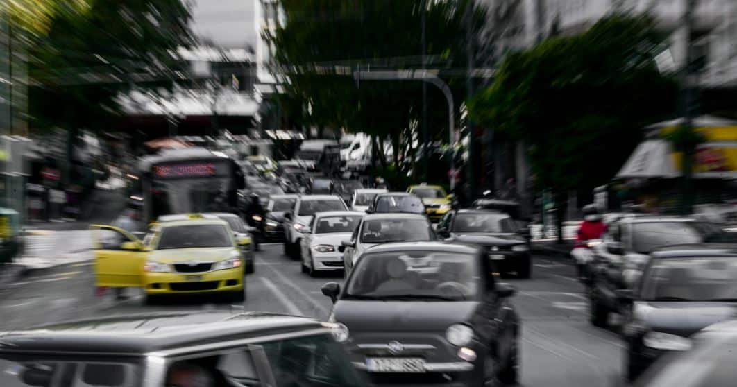 Που ζούμε; Ανανέωσαν το δίπλωμα 85χρονου με καταρράκτη και άνοια έναντι 300 ευρώ!