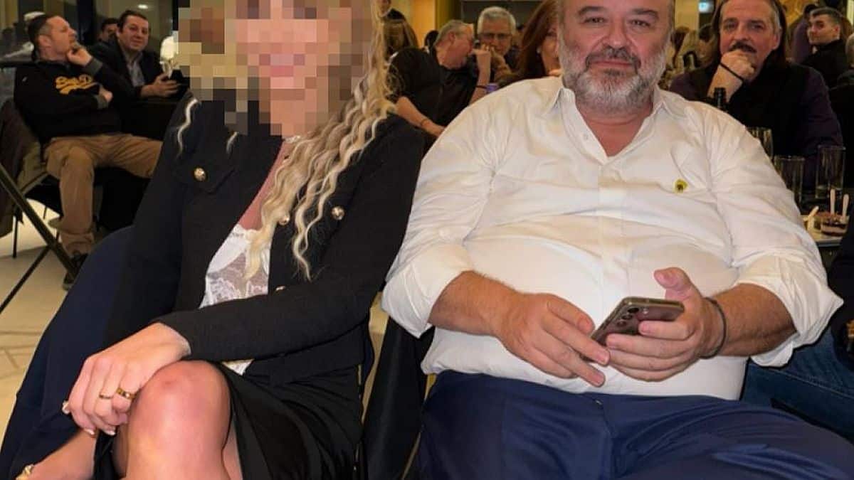 Η εκτυφλωτική ξανθιά τραγουδίστρια δίπλα στον Μάριο Ηλιόπουλο!