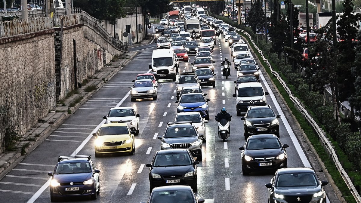 Live κίνηση 14/2: Ουρές χιλιομέτρων σε Κηφισό, Κηφισίας, Μεσογείων και Αττική Οδό
