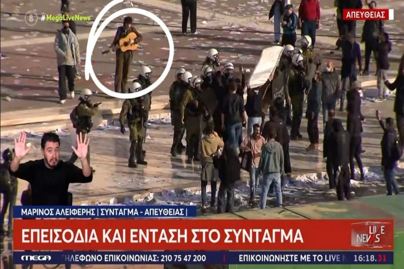 Η ηρεμία μέσα στο χάος: Ανέμελος μουσικός παίζει κιθάρα στην «καρδιά» των επεισοδίων (video)