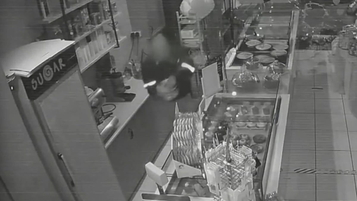 Απίστευτο: Διαρρήκτης μπήκε σε ζαχαροπλαστείο στον Κορυδαλλό και έκλεψε… γαλακτομπούρεκα
