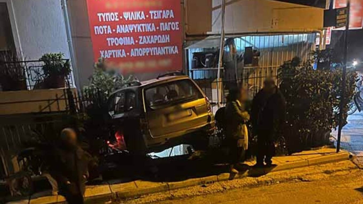 Σοβαρό τροχαίο στη στη Νέα Πεντέλη: Tζιπ έπεσε σε στάση λεωφορείου και κατέληξε σε μίνι μάρκετ – 4 τραυματίες
