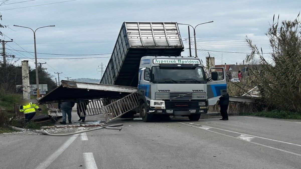 Αδιανόητο: Φορτηγό γκρέμισε πεζογέφυρα στην Εθνική Οδό – Είχε την καρότσα ανεβασμένη