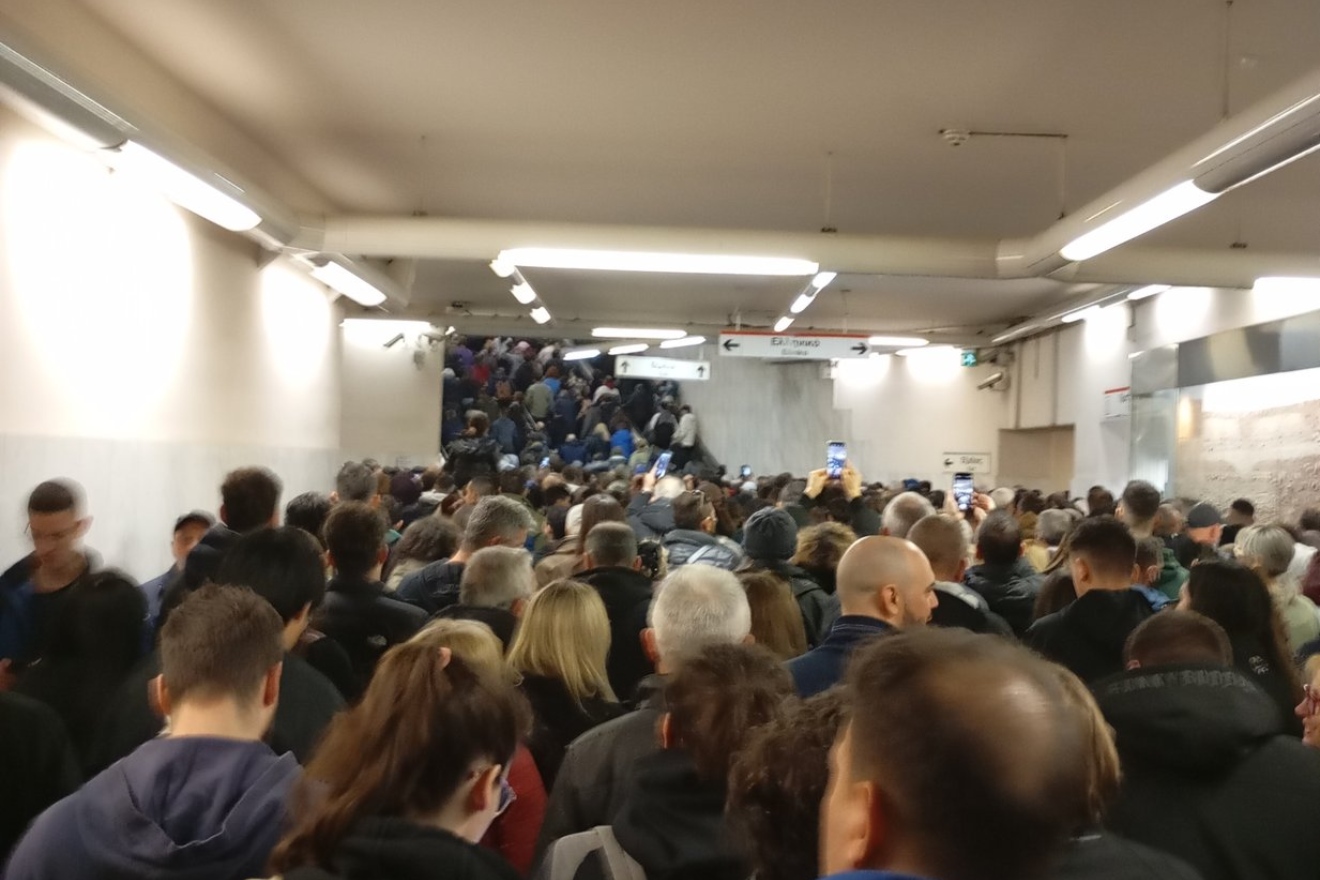 Το αδιαχώρητο σε Μετρό και Ηλεκτρικό – Κόσμος συρρέει στο συλλαλητήριο του Συντάγματος