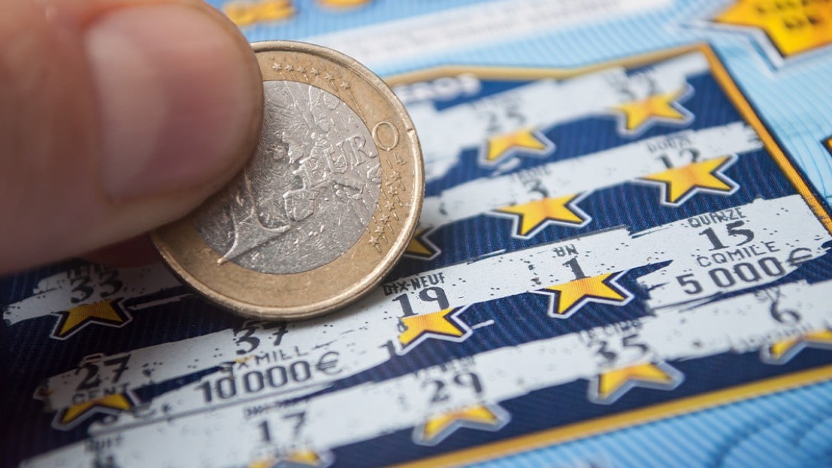 Η τύχη τους… χαμογέλασε: Άστεγοι κέρδισαν 500.000€ στο ξυστό με κλεμμένη κάρτα