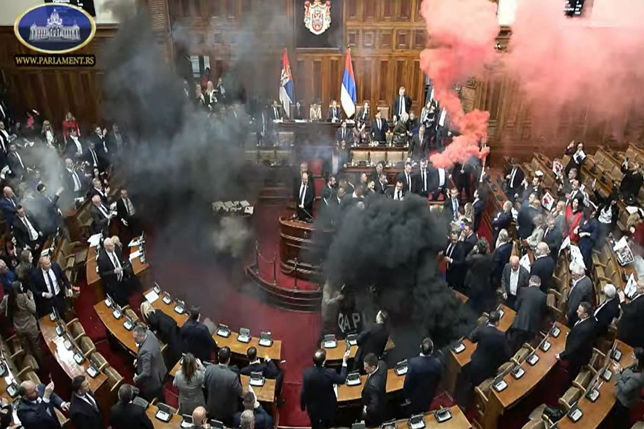 Κόλαση στο κοινοβούλιο της Σερβίας: Βουλευτές της αντιπολίτευσης πέταξαν καπνογόνα (video)
