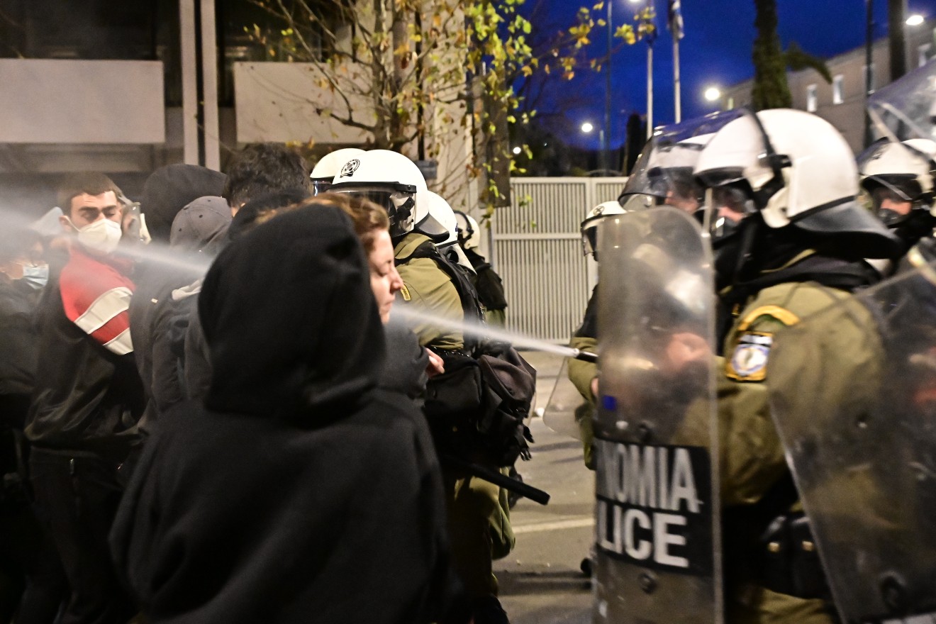 Η Αστυνομία εκτεθειμένη περισσότερο από ποτέ για τα επεισόδια στο Σύνταγμα: Η απάντηση για τις φωτογραφίες με κουκουλοφόρους