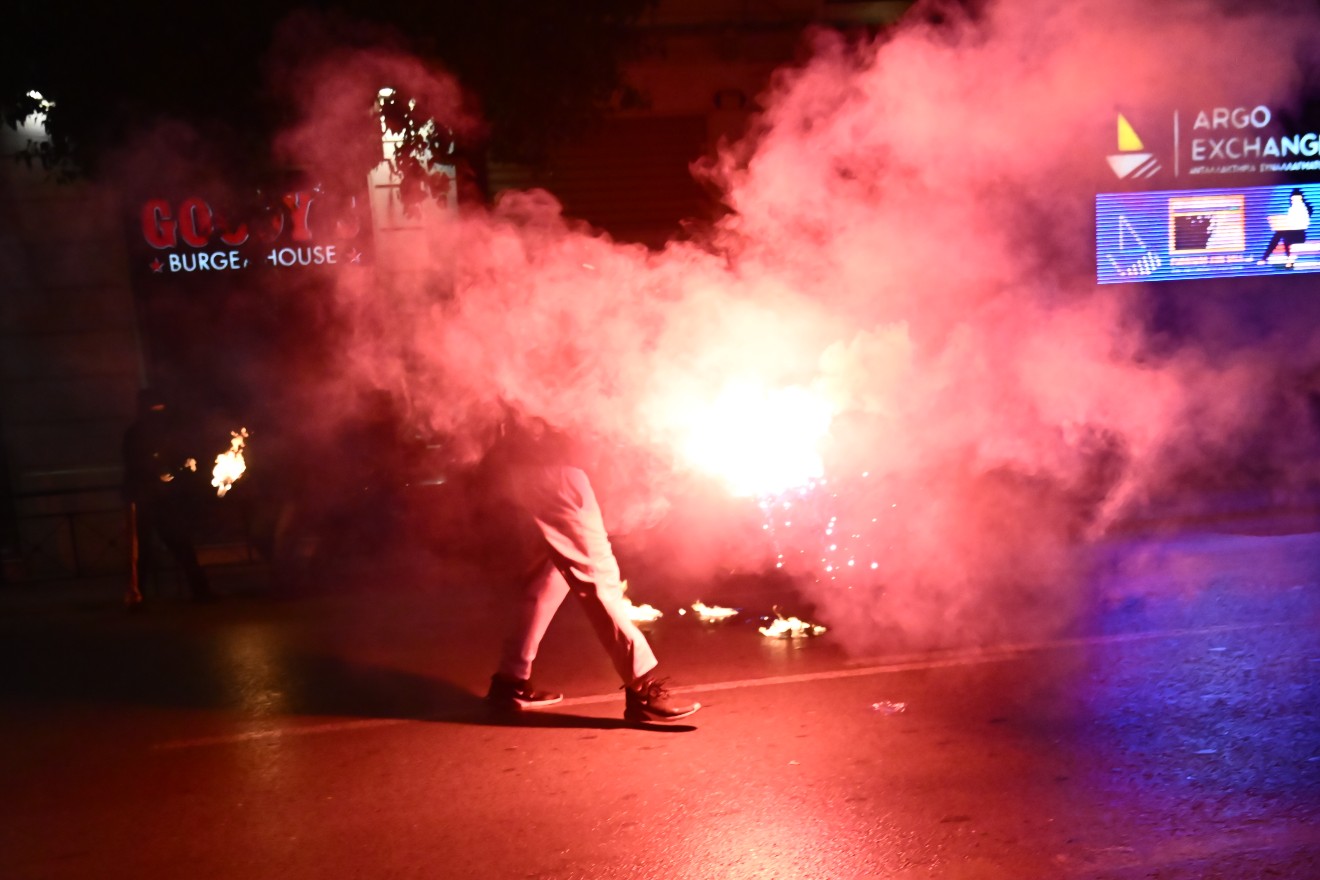 Συγκέντρωση για τα Τέμπη: Επεισόδια στο Σύνταγμα – Αναφορές για μολότοφ και κρότους λάμψεις