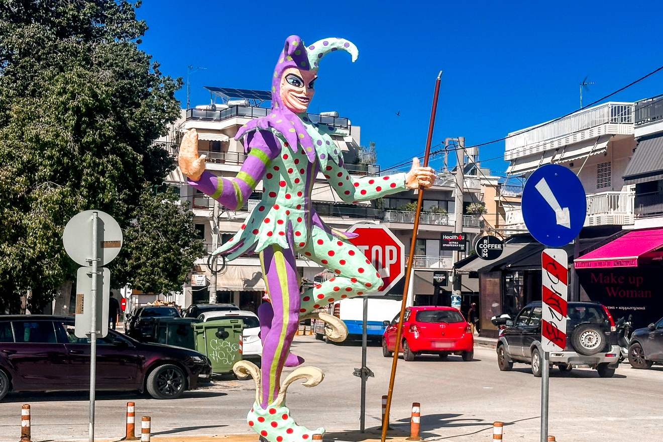 Πατρινό Καρναβάλι: Η πόλη «βράζει» από γιορτινό κλίμα – Χιλιάδες καρναβαλιστές και επισκέπτες στις εκδηλώσεις