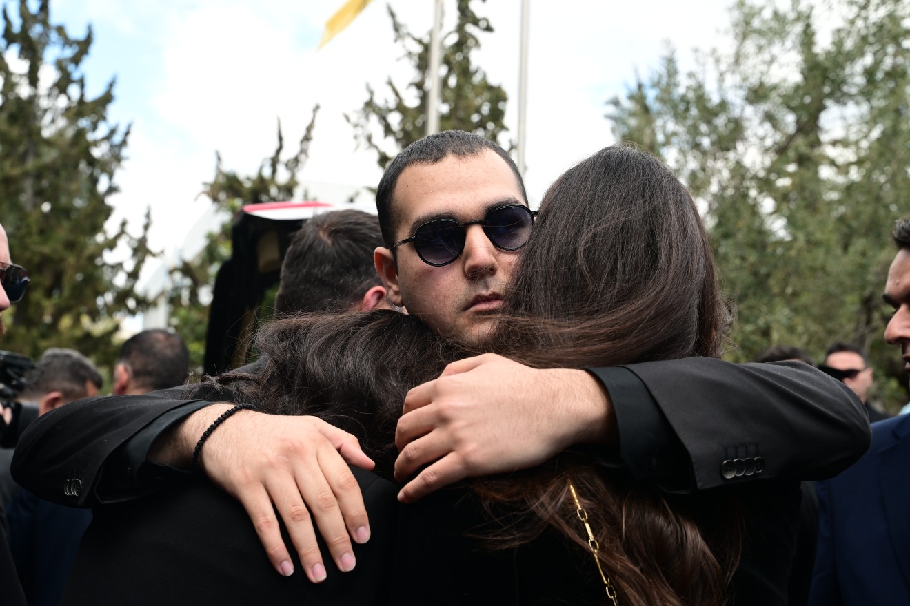 Κηδεία Αλέξη Κούγια: Ραγίζουν καρδιές στο τελευταίο αντίο ο Χρίστος και η Μάιρα – «Είχες στόχο να γίνεις μύθος και έγινες»