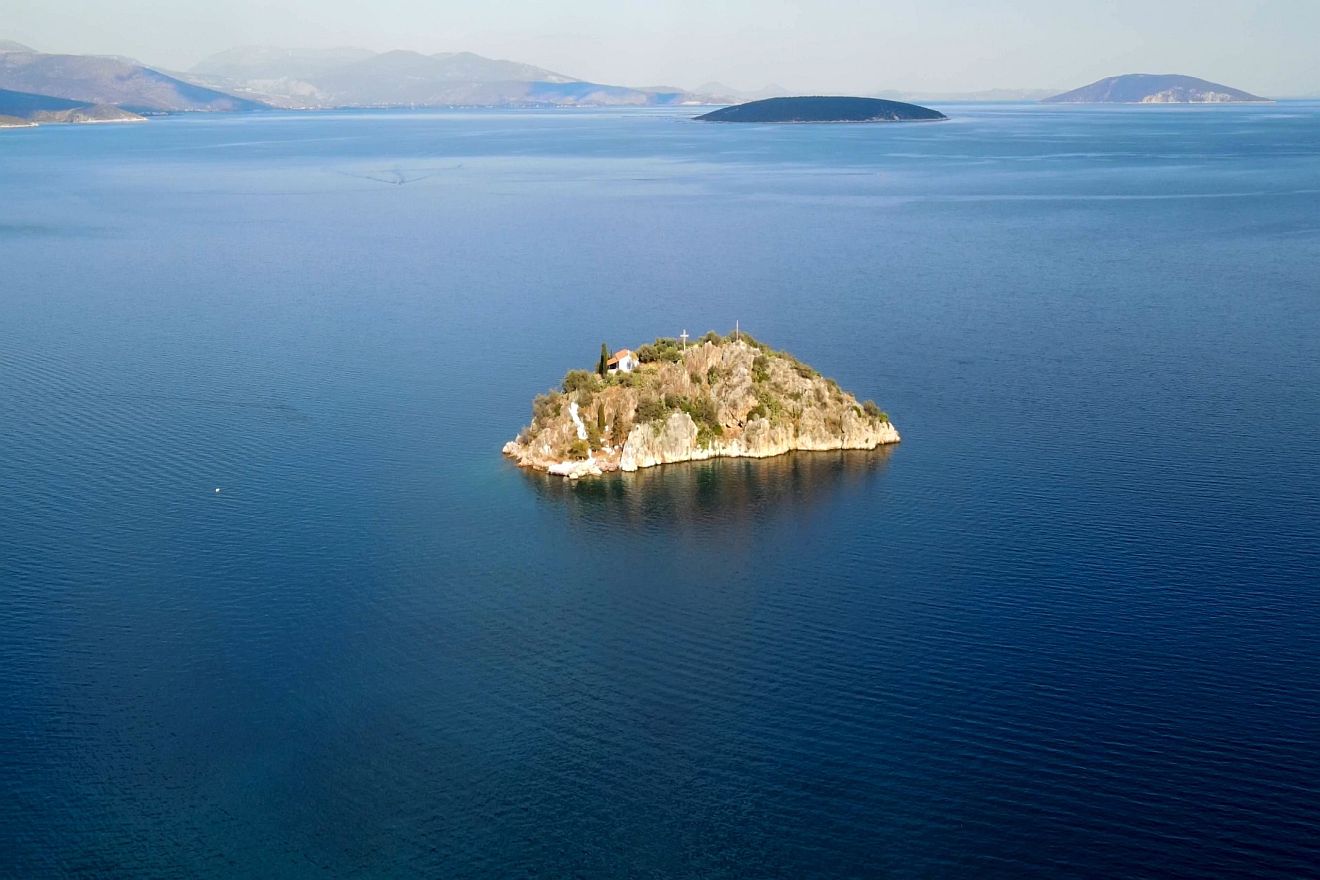 Κορωνήσι: Το γραφικό νησάκι απέναντι από το Τολό που σίγουρα δεν γνώριζες (video)