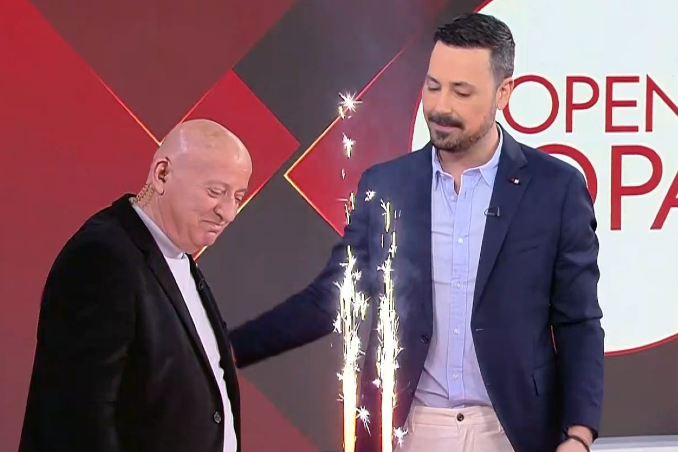 Ο Πέτρος Κουσουλός άφησε… άναυδο τον Κατερινόπουλο: Η τούρτα γενεθλίων και η τρομερή του ατάκα
