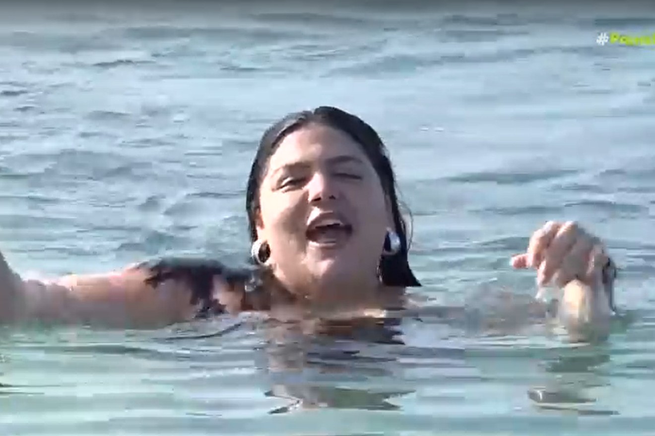 Τολμηρή η Δανάη Μπάρκα: Έβαλε μαγιό και βούτηξε στην παγωμένη θάλασσα στον Άλιμο (video)