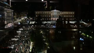 Μαζικές και πάλι οι συγκεντρώσεις για τα Τέμπη σε Αθήνα και Θεσσαλονίκη – Τα επεισόδια και οι συλλήψεις