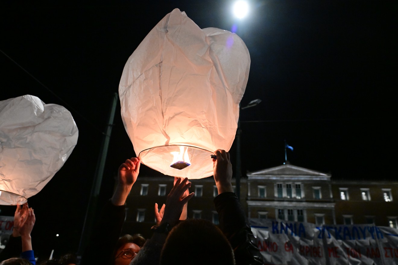 Τέμπη: Ενός λεπτού σιγή για τους 57 νεκρούς και φαναράκια μνήμης στον ουρανό έξω από τη Βουλή (photos)