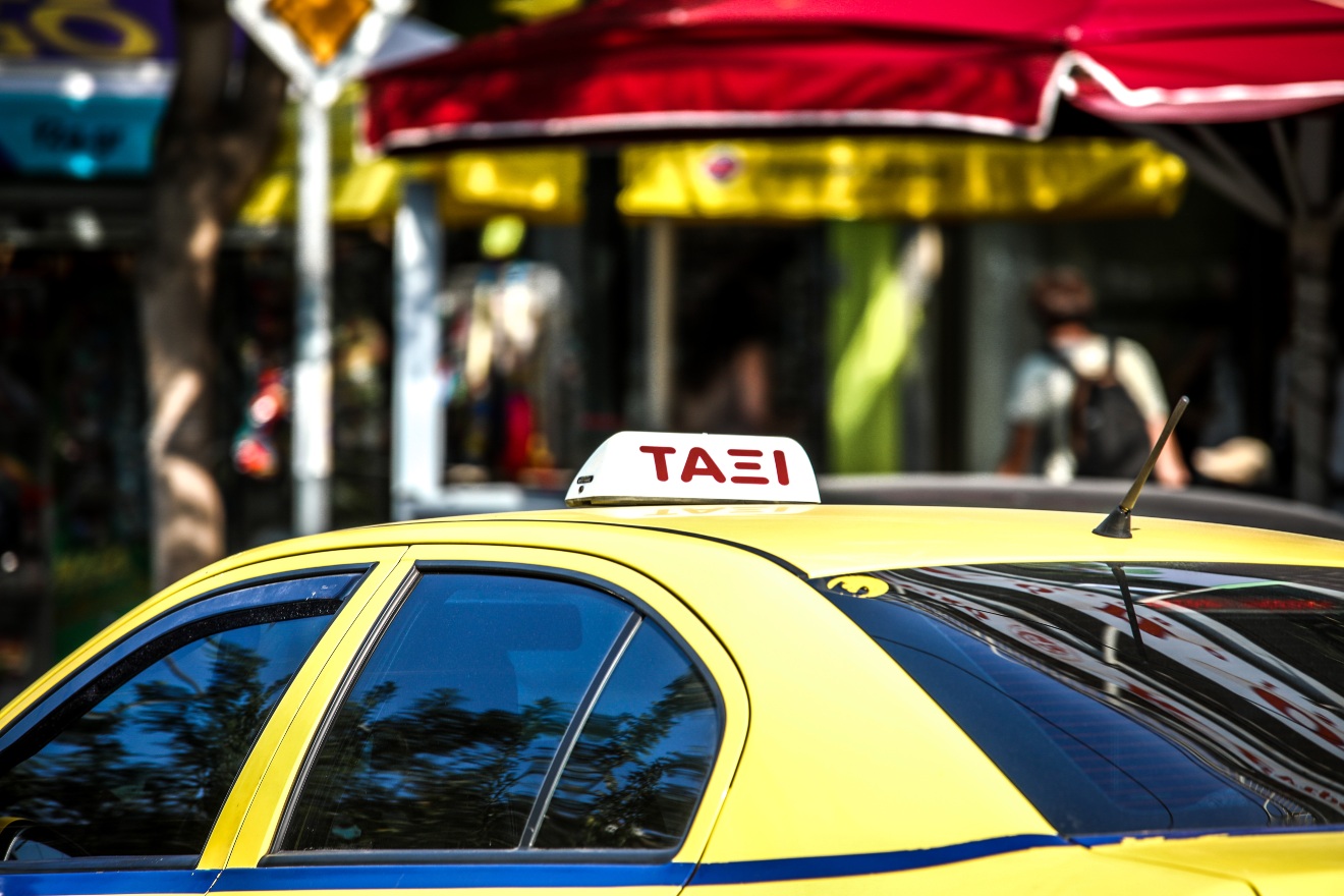 Δύο οι νεκροί του τροχαίου στην Πειραιώς – Κατέληξε και η 61χρονη επιβάτιδα του ταξί που έπεσε σε κολώνα