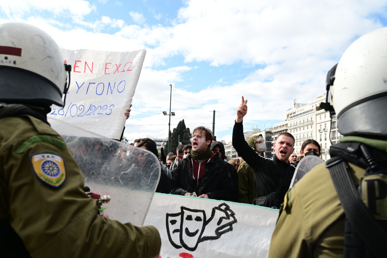 «Οι γονείς έφαγαν ξύλο και δακρυγόνα στο συλλαλητήριο»: Οι συγγενείς των θυμάτων των Τεμπών καταγγέλλουν – Η ανακοίνωση της ΕΛΑΣ