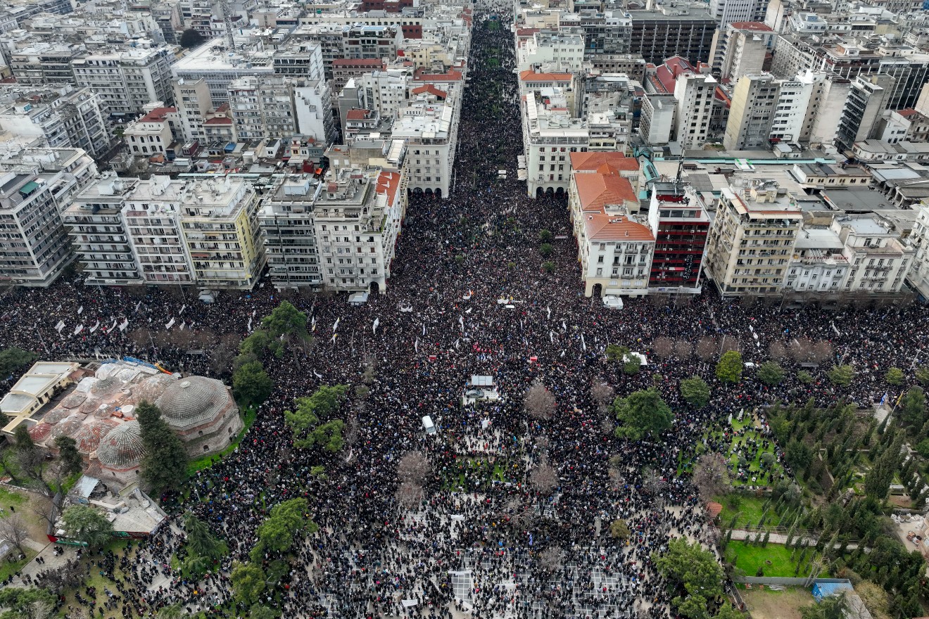 Ανθρώπινο μεγαλείο: Διαδηλωτές των Τεμπών στη Θεσσαλονίκη ανοίγουν διάδρομο για να περάσει ασθενοφόρο (video)