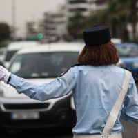 Αδιανόητο: Οδηγός γερανού κλήθηκε να μεταφέρει οχήματα και βρέθηκε… μεθυσμένος