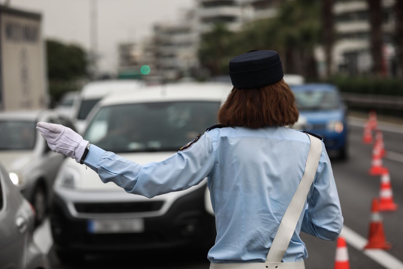 Αδιανόητο: Οδηγός γερανού κλήθηκε να μεταφέρει οχήματα και βρέθηκε… μεθυσμένος