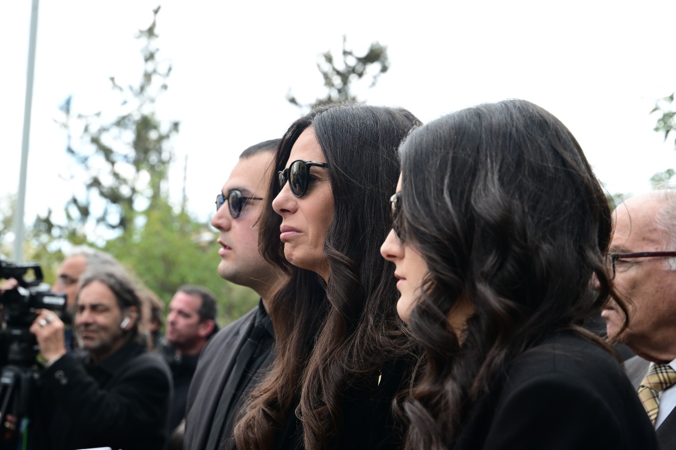 «Θα τον θυμάμαι για πάντα»: Συντετριμμένη η Εύη Βατίδου στην κηδεία του Αλέξη Κούγια